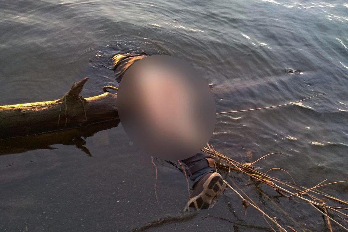 Мужчина был одет в черные брюки, темного цвета куртку, серый свитер и тельняшку