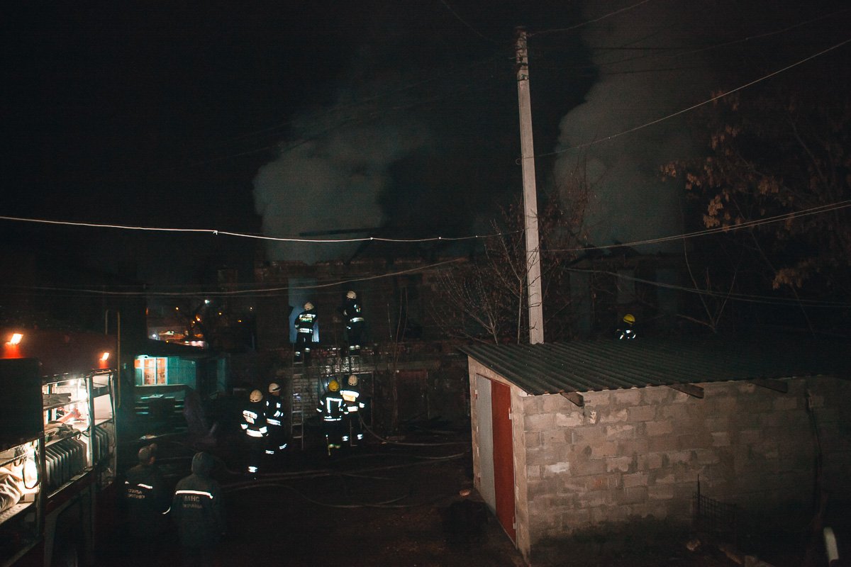 Пожар в заброшенном здании начался примерно в 21:10 Пожар в заброшенном здании начался примерно в 21:10