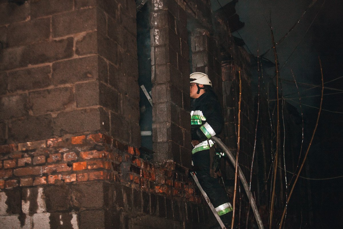 В помещении спасатели нашли обгоревшее тело В помещении спасатели нашли обгоревшее тело