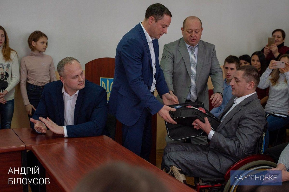 Мэр Каменского торжественно вручил награды ведущим спортсменам города 1