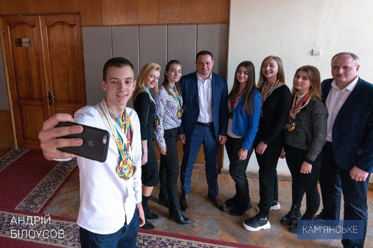 Мэр Каменского торжественно вручил награды ведущим спортсменам города 3