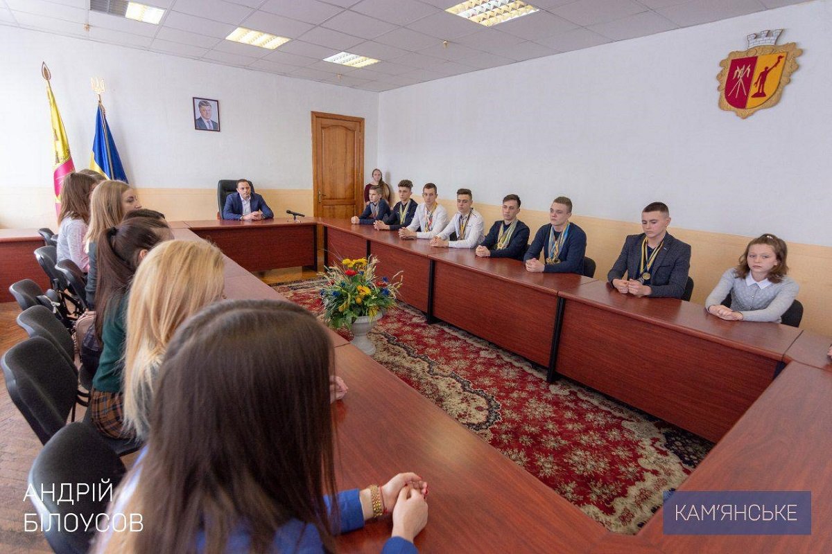 Мэр Каменского торжественно вручил награды ведущим спортсменам города 7