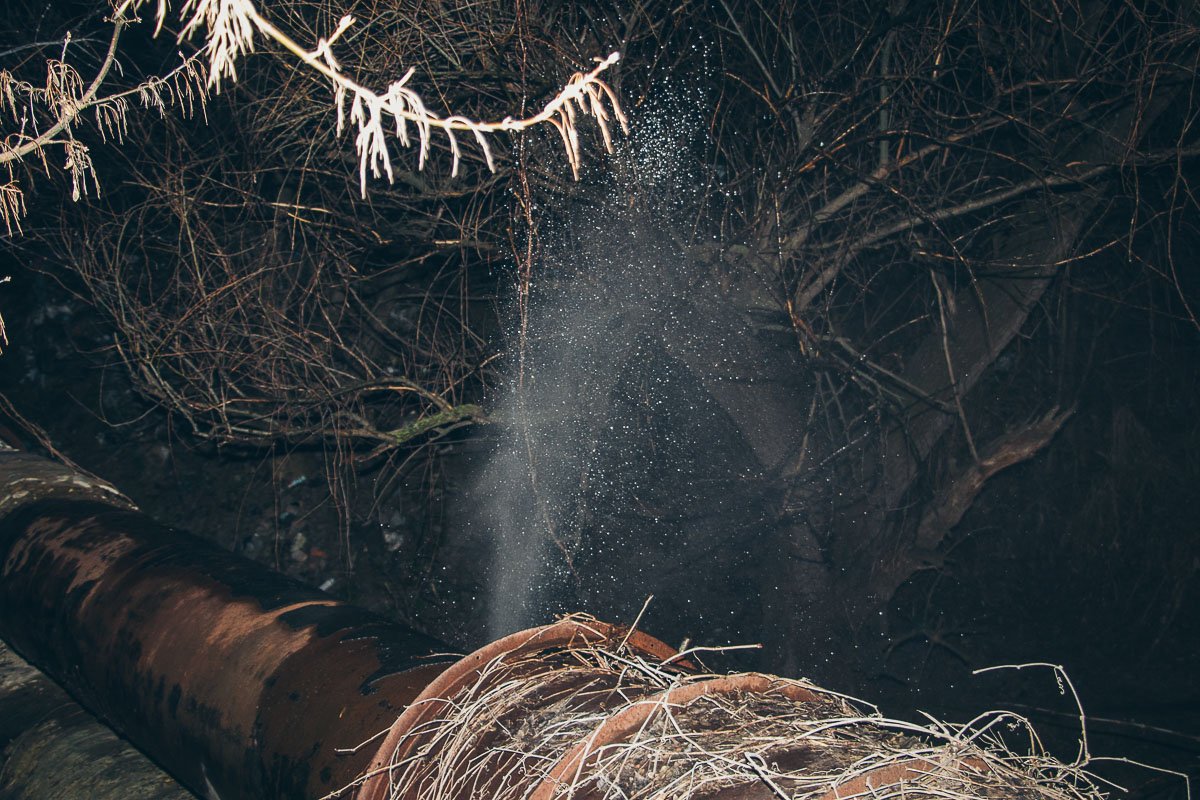 В Днепре в Аптекарской балке прорвало водопроводную трубу