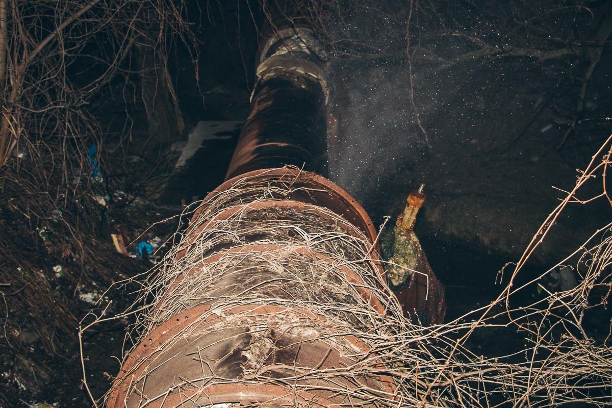 Фонтан бьет из трубы  уже несколько месяцев