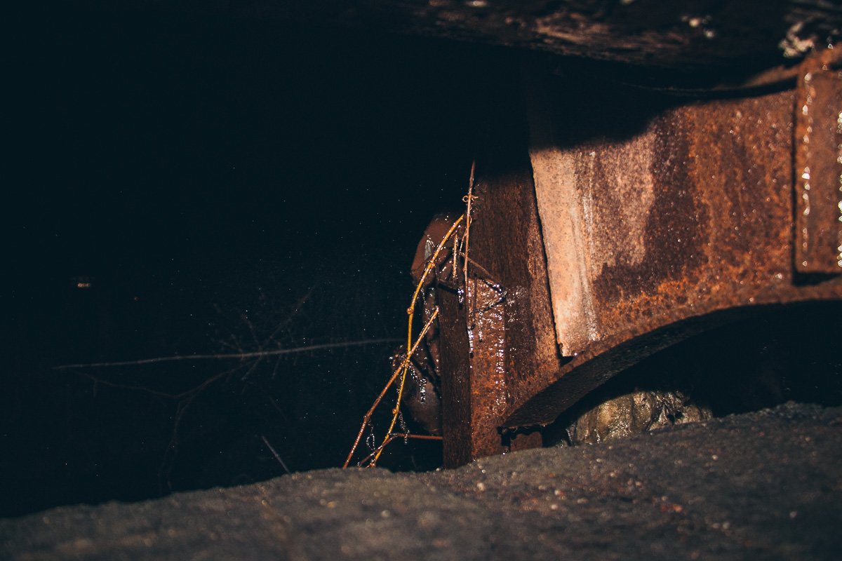 Жители балки опасаются, что вода размоет мостик