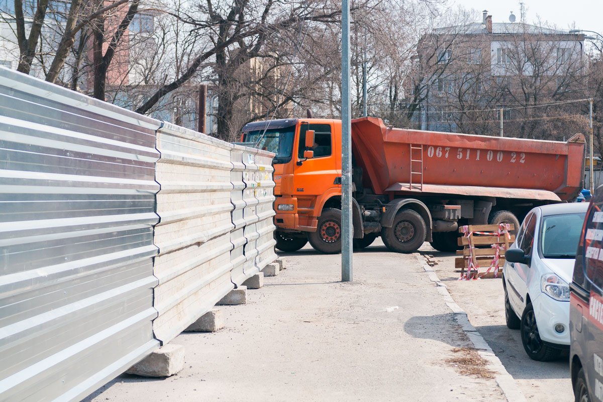 Здание обнесли забором