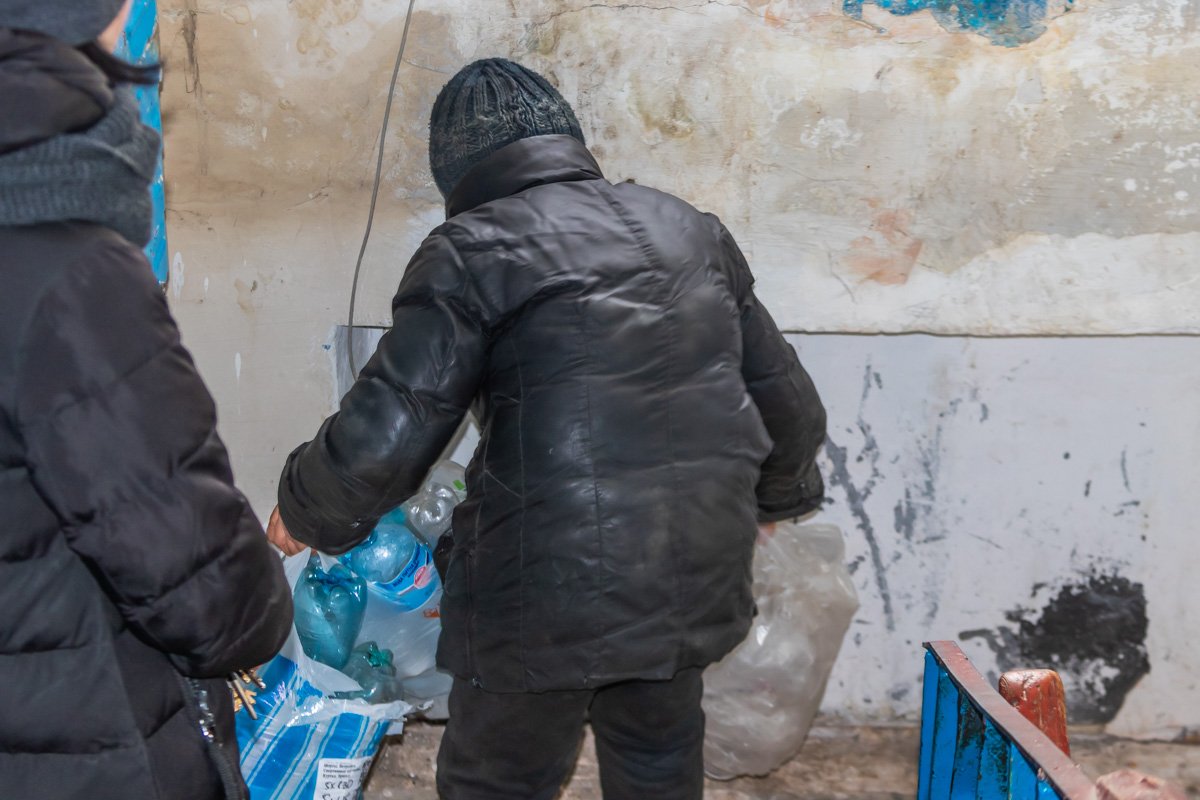 Если дома не помещается, то мусор остается в подъезде Если дома не помещается, то мусор остается в подъезде