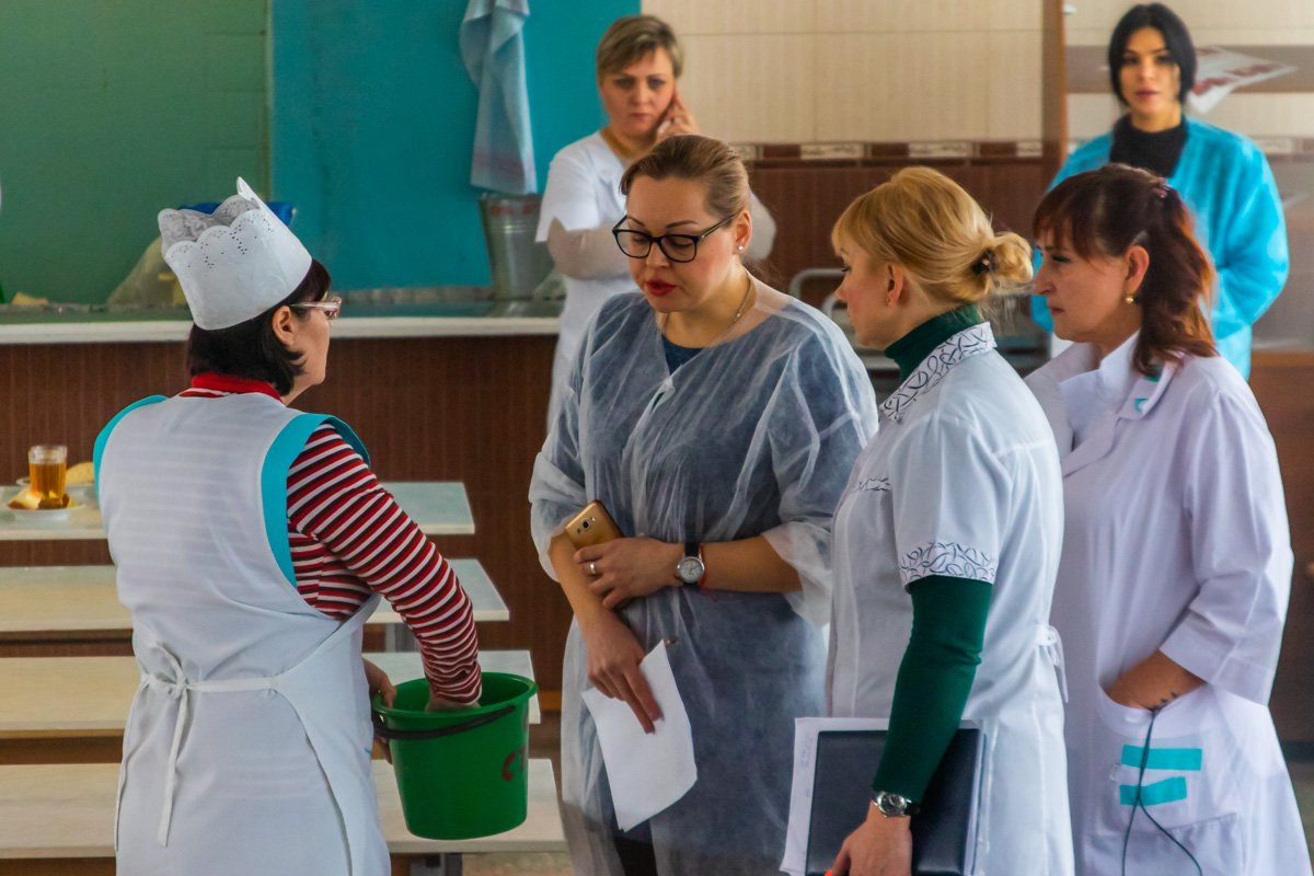 Также смывы взяли с кухонного оборудования, умывальников, санузлов
