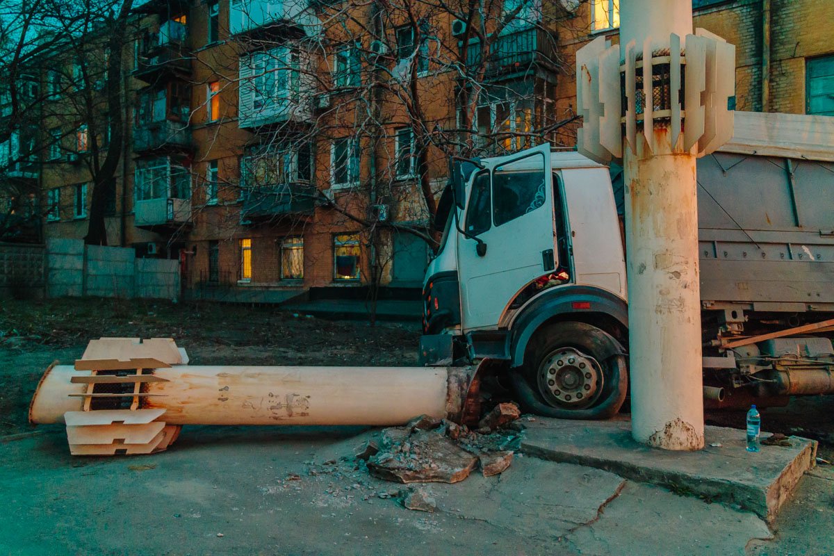 14 марта, около 17:30, на проспекте Мазепы, возле ДК Ильича столкнулись крупногабаритный зерновоз и BMW
