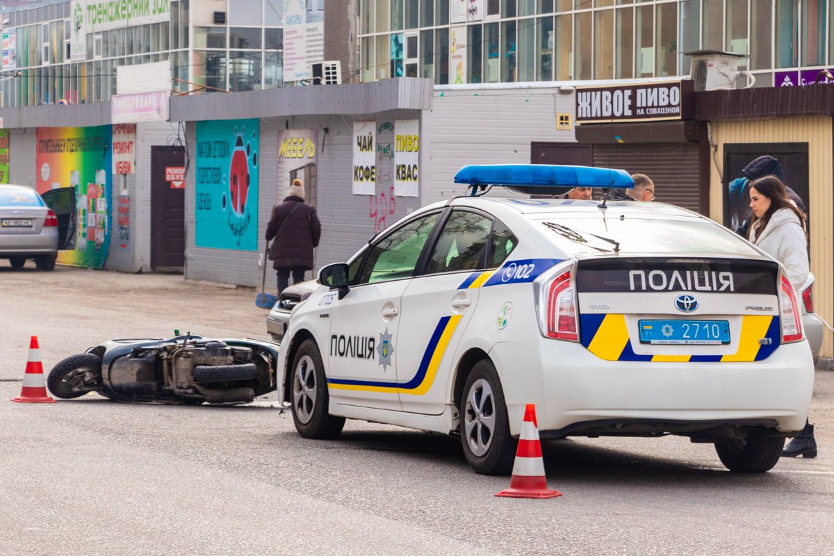 В Днепре на Сухомлинского столкнулись автомобиль Subaru и мопед