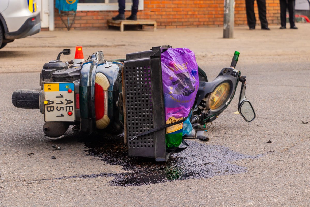 В результате столкновения пострадала женщина, которая находилась на мопеде