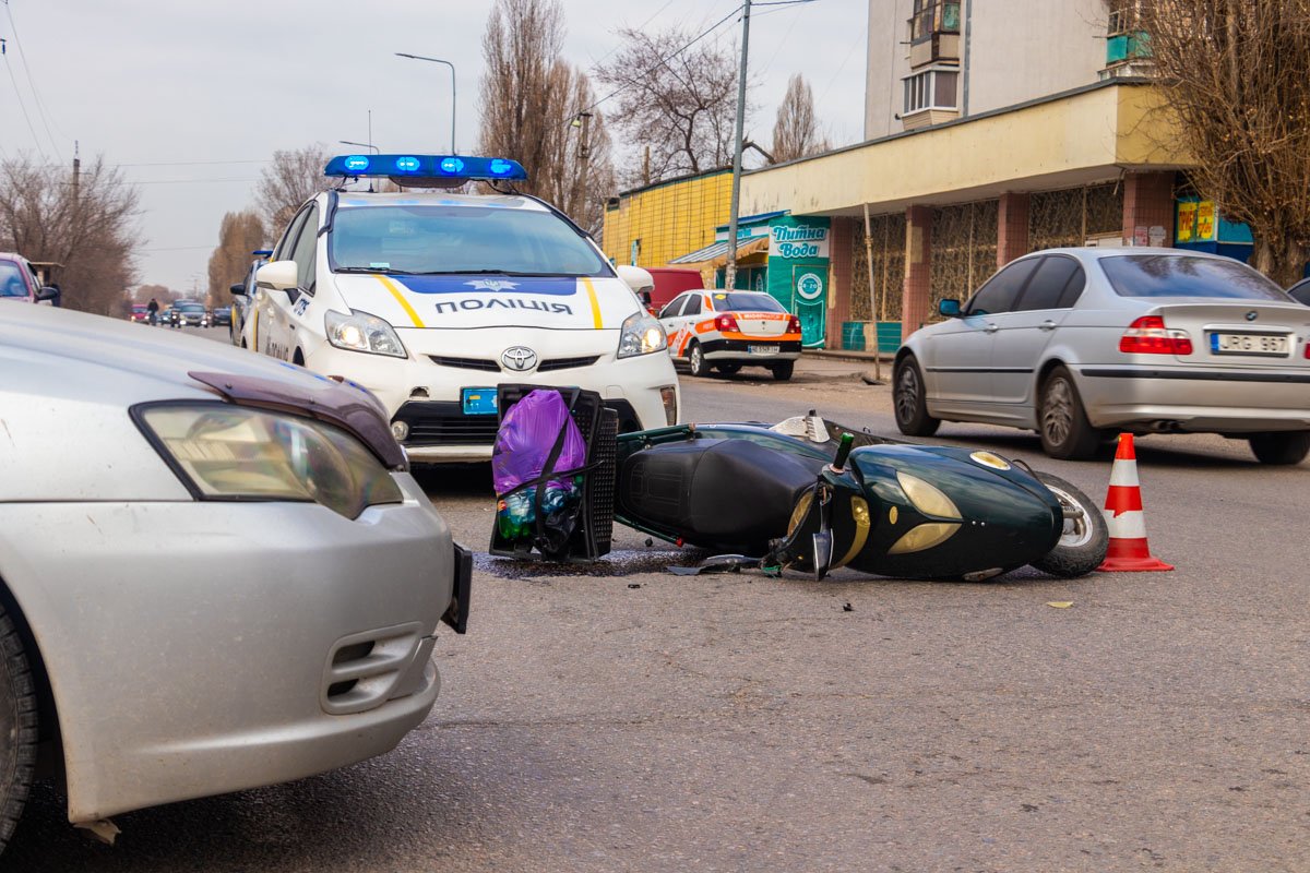 В этот момент с прилегающей территории, от здания «Нотариус», выезжал автомобиль Subaru