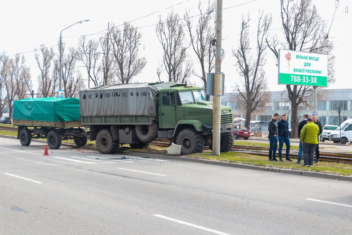 В Днепре на Донецком шоссе столкнулись Honda и военный КрАЗ
