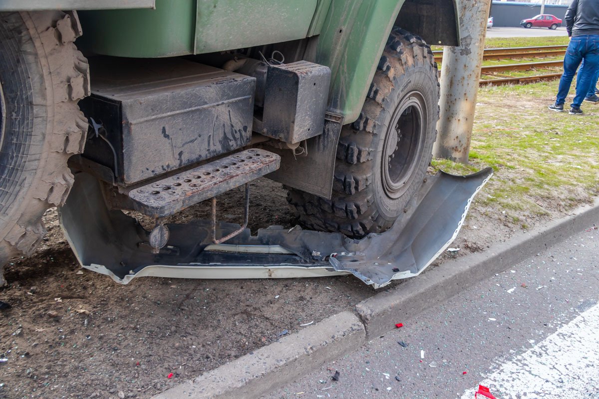 По словам правоохранителей, оба транспортных средства ехали по Донецкому шоссе в одном направлении