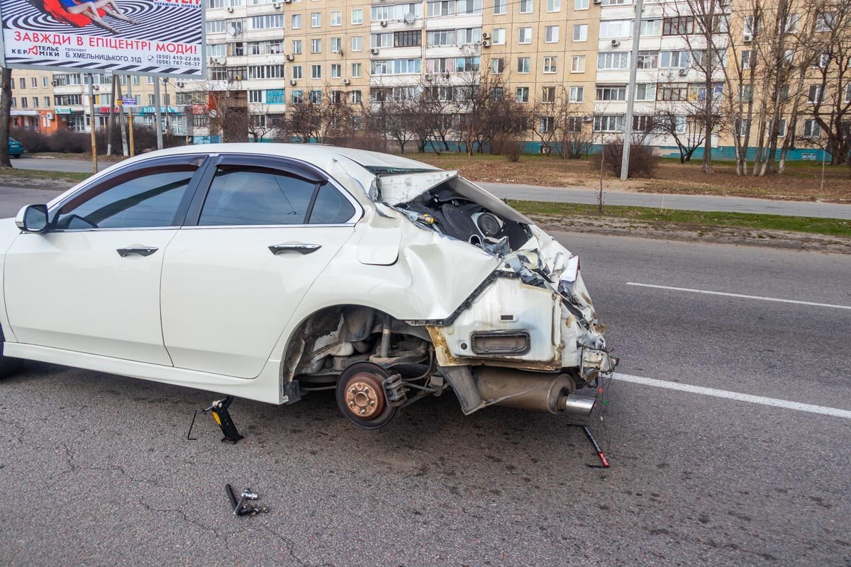 Honda резко остановилась перед пешеходным переходом, чтобы пропустить человека
