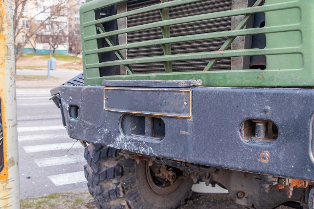 Военный КрАЗ двигался сзади автомобиля Honda и из-за своих габаритов и веса не успел затормозить