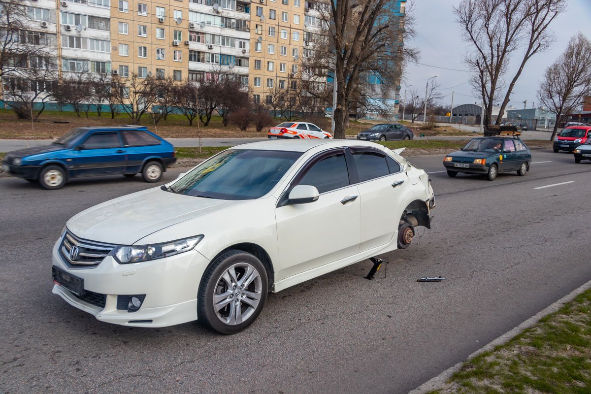  Автомобиль Honda получил серьезные повреждения, у него полностью смята задняя часть