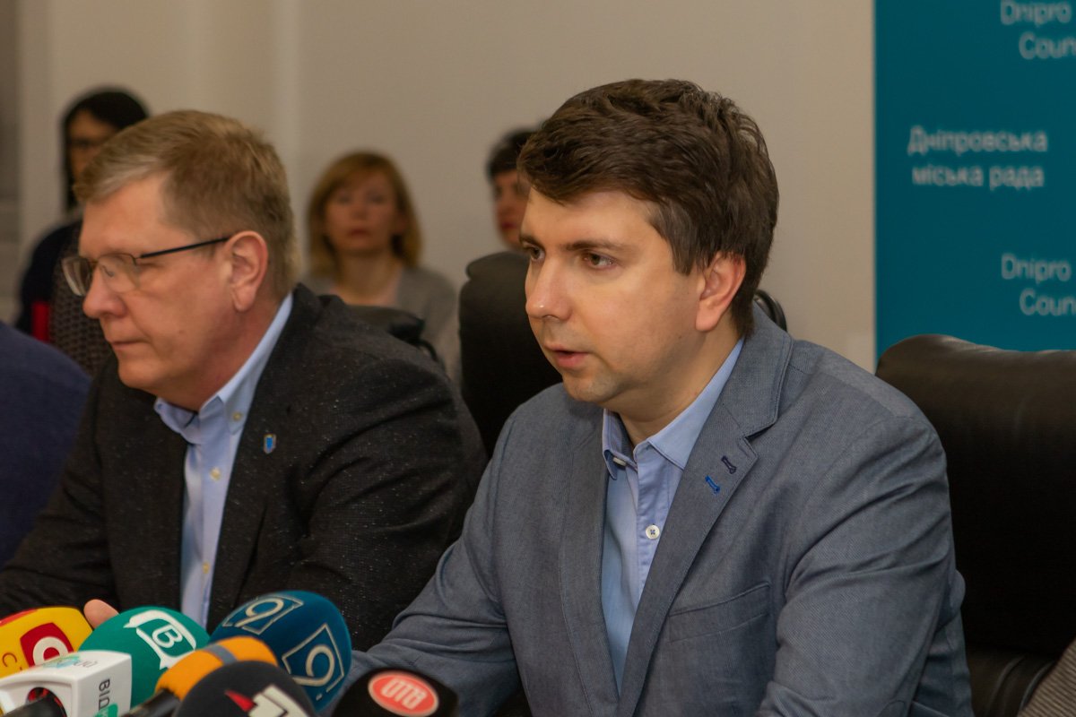 Александр Санжара сказал, что то с подозрением на остро-кишечную инфекцию госпитализировали 14 детей, из которых в школьной столовой кушали 8