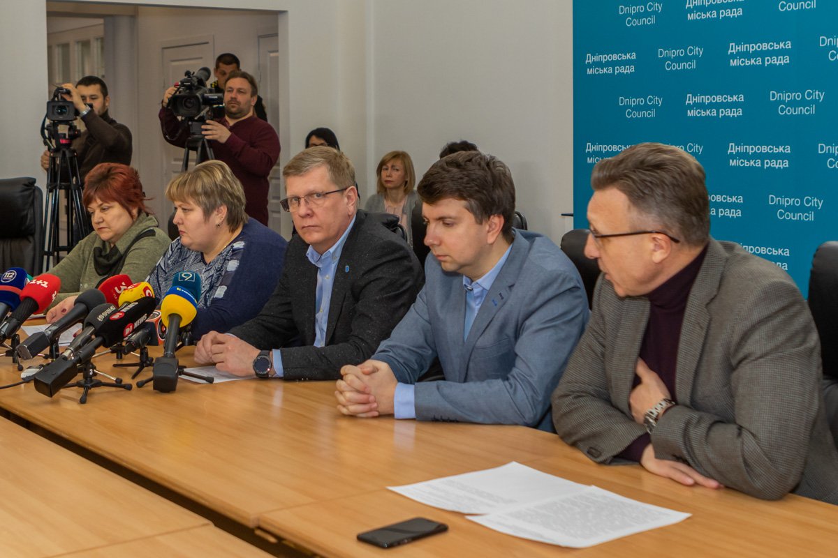 Эксперты взяли смывы с предметов готовой продукции на пищеблоке, с рук и одежды работников пищеблока