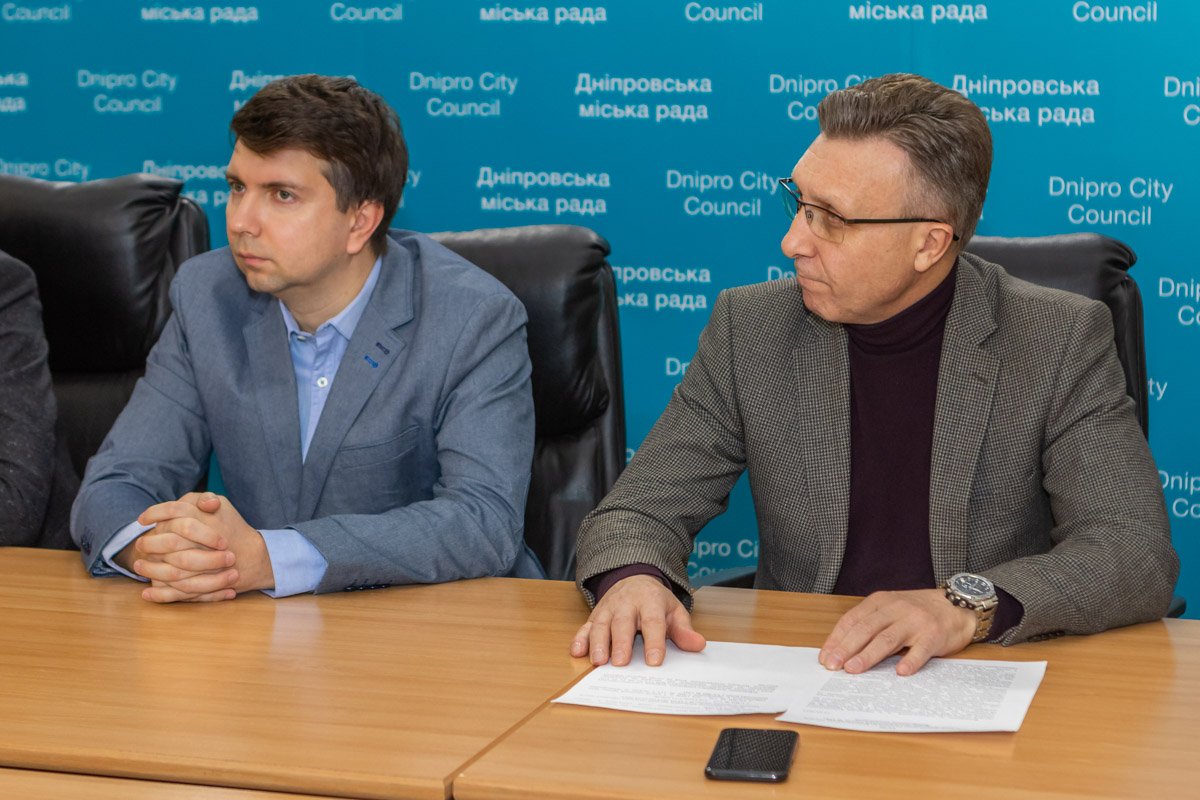 Заместитель городского главы Александр Шикуленко сказал, что в данный момент в школе № 112 остановлен учебный процесс