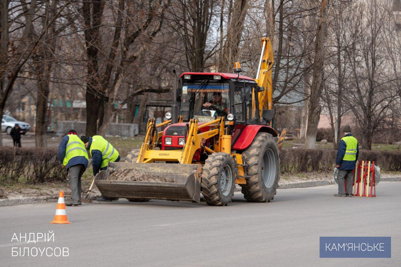 Мэр Каменского проверил, как приводят в порядок город после зимы 3