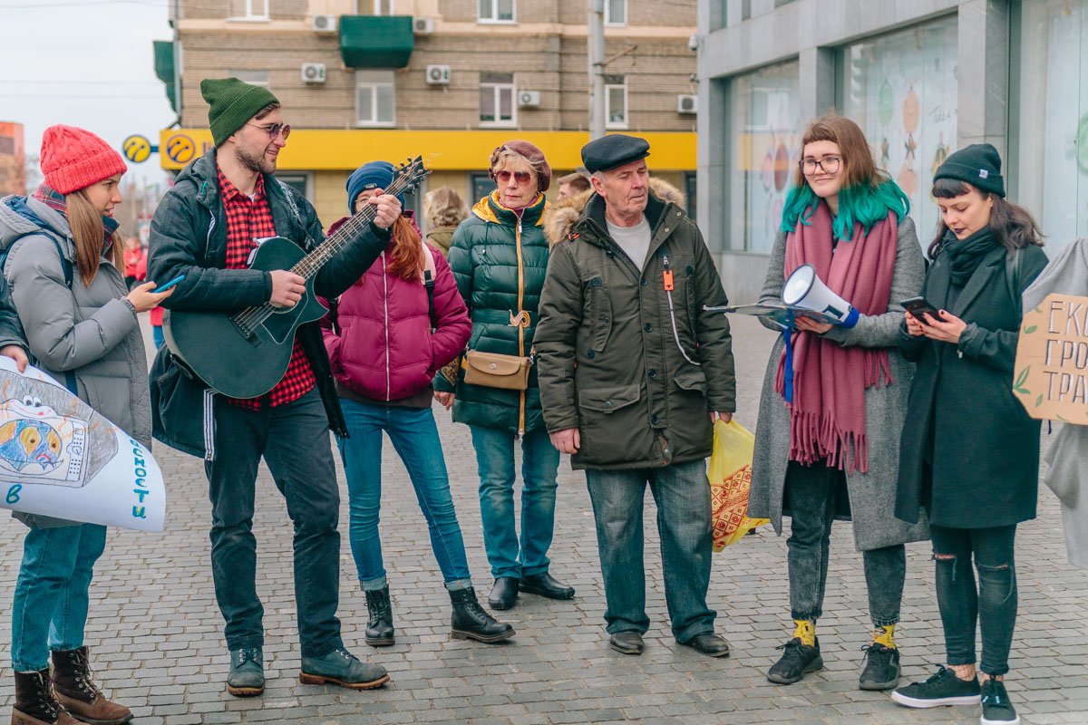 Пользуясь своими правами граждан и потребителей, мы можем оказывать давление на правительство и корпорации