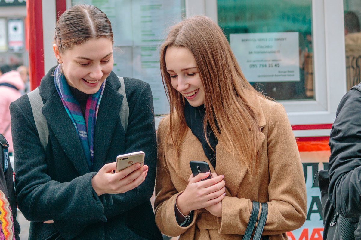 Возобновляемые источники энергии, например ветер и солнце, становятся все дешевле во всем мире