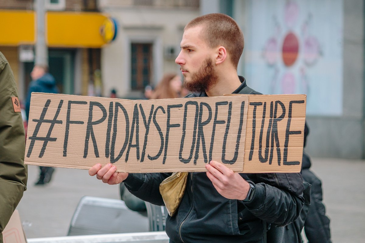 Бо́льшая часть остальных выбросов CO2 вызвана изменениями ландшафта, в первую очередь вырубкой лесов