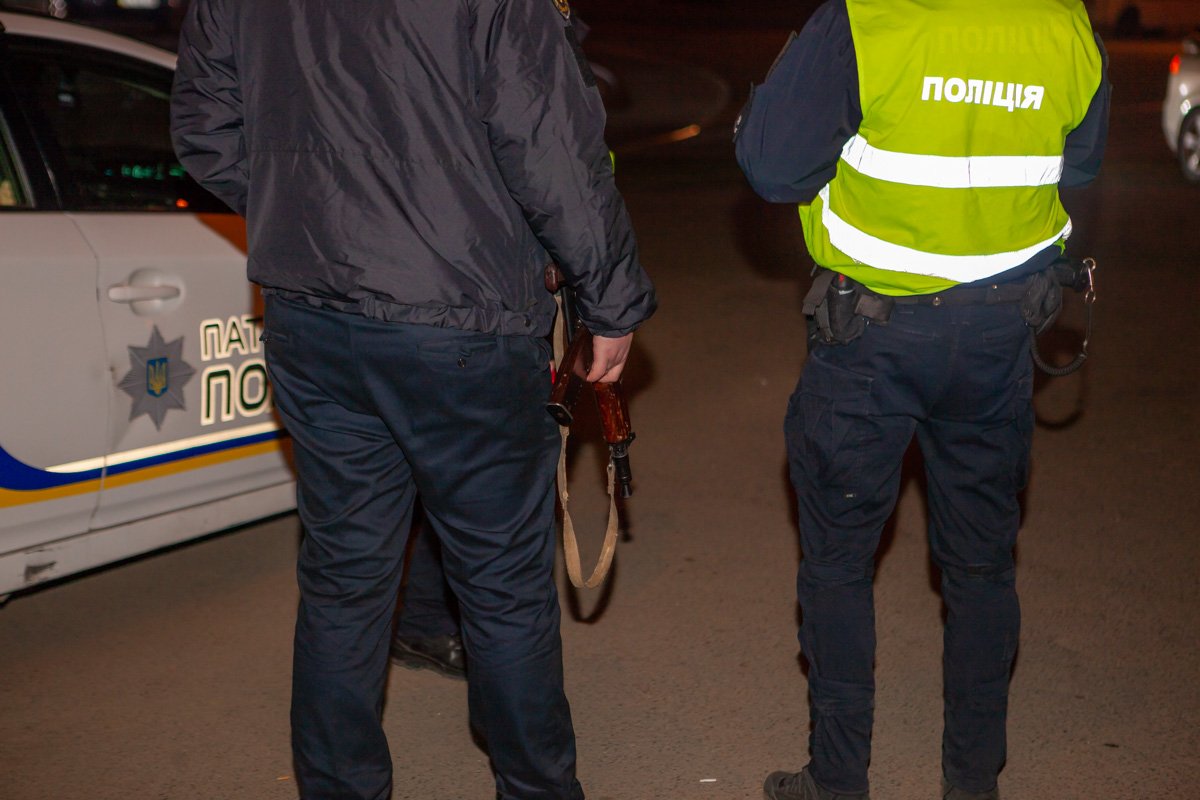 На съездах с мостов дежурили правоохранители с автоматами На съездах с мостов дежурили правоохранители с автоматами