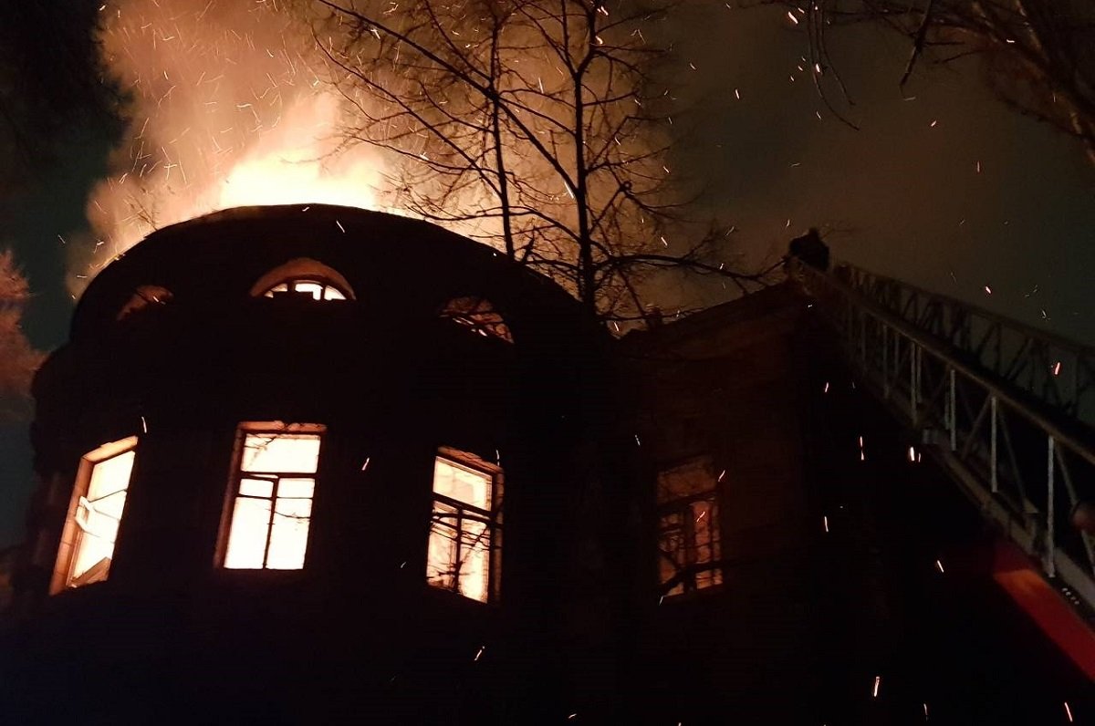 Оказалось, горят верхние этажи заброшенной больницы Оказалось, горят верхние этажи заброшенной больницы