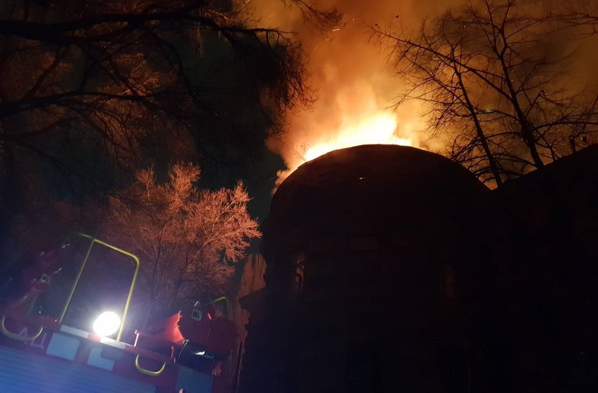 На месте работает патруль полиции и спасатели На месте работает патруль полиции и спасатели