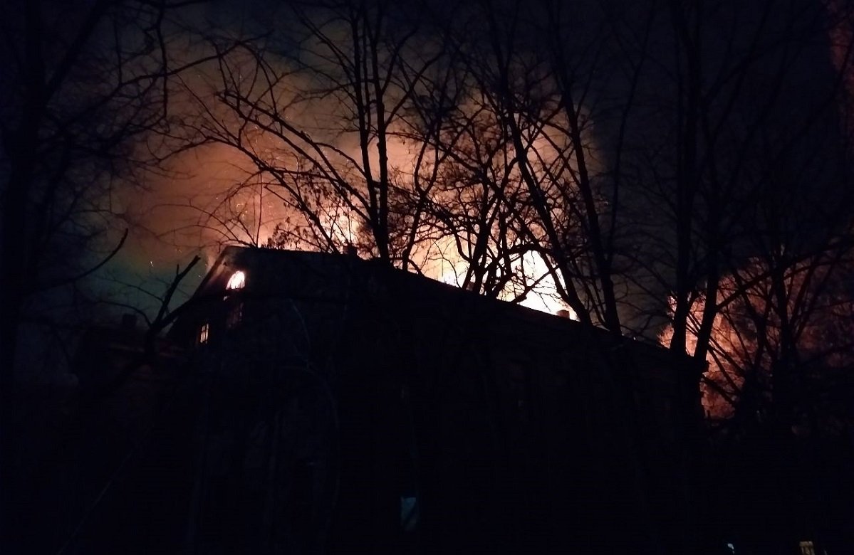 В Днепре на Щербаня горит заброшенная больница В Днепре на Щербаня горит заброшенная больница