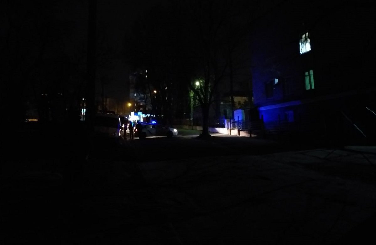 На месте работают спасатели, задействованы 4 единицы техники и 30 человек личного состава На месте работают спасатели, задействованы 4 единицы техники и 30 человек личного состава