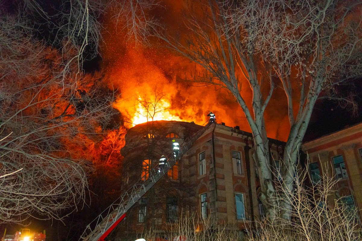 Загорелась крыша