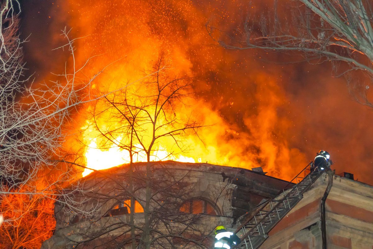 Пожар перекинулся на 3-й этаж