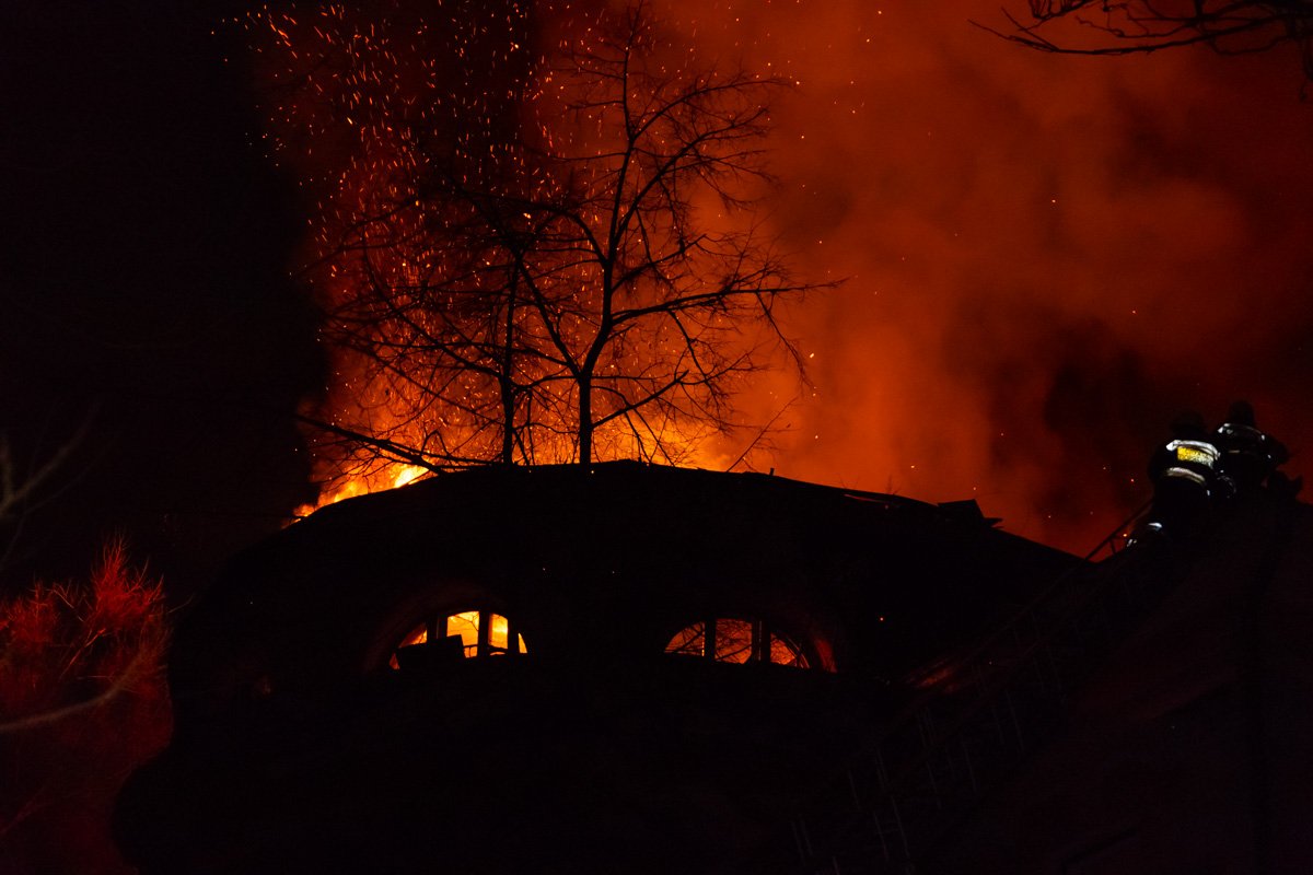 Пожар начался около 19:00