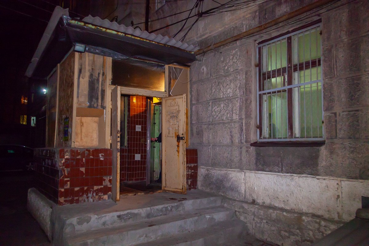 В подъезде вымыли пол