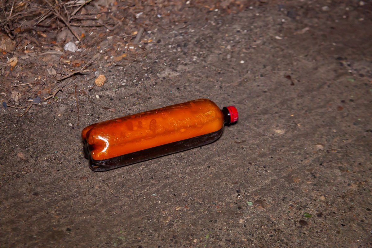 Мужчина шел с бутылкой Мужчина шел с бутылкой