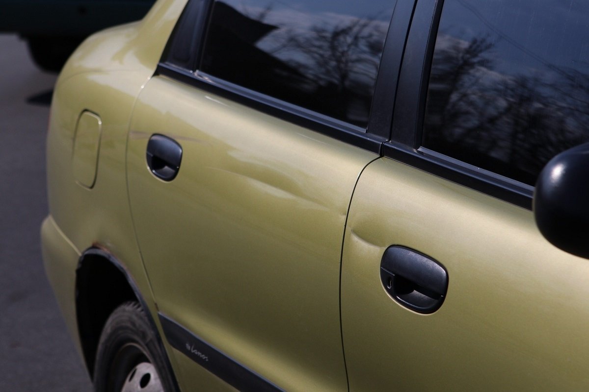 В Днепре на улице Отечественной столкнулись Lanos и скутер В Днепре на улице Отечественной столкнулись Lanos и скутер