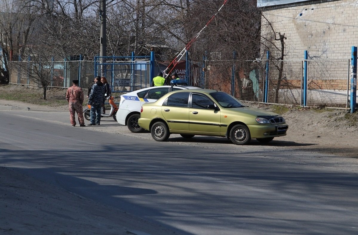 На место приехали сотрудники патрульной полиции и медики скорой помощи На место приехали сотрудники патрульной полиции и медики скорой помощи