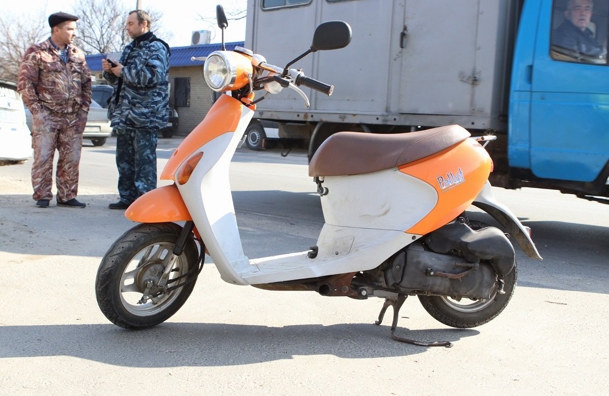 В результате столкновения пострадала девушка, которая находилась за рулем скутера В результате столкновения пострадала девушка, которая находилась за рулем скутера