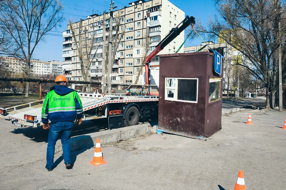 Жильцы 21, 13 и 15 домов бастовали против платной парковки во дворе Жильцы 21, 13 и 15 домов бастовали против платной парковки во дворе