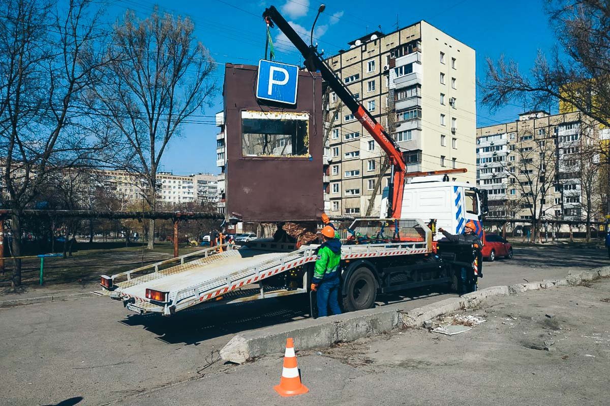 Несколько дней назад к ним во двор привезли караульный пост, где в дальнейшем должен был сидеть охранник и брать плату за парковку Несколько дней назад к ним во двор привезли караульный пост, где в дальнейшем должен был сидеть охранник и брать плату за парковку