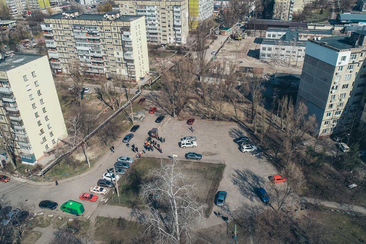 На данный момент люди добились своего - караульный пост эвакуировали и парковки на территории двора не будет На данный момент люди добились своего - караульный пост эвакуировали и парковки на территории двора не будет