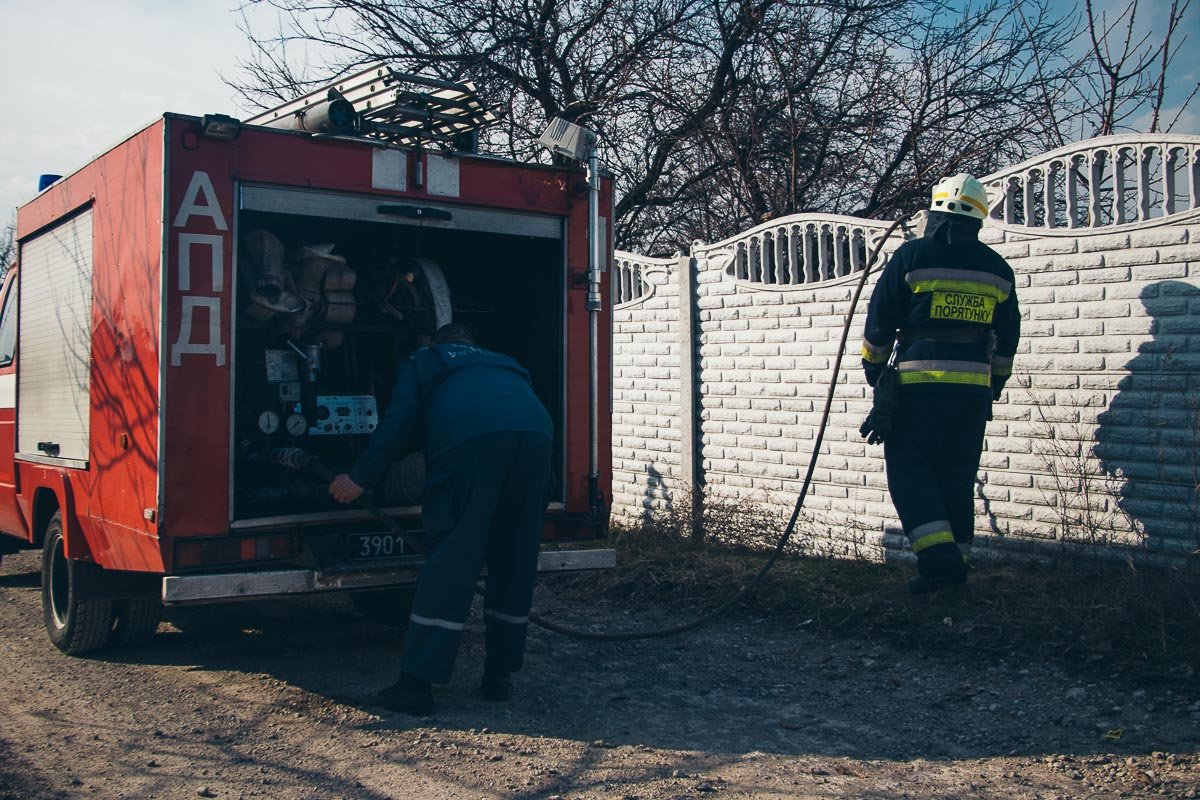 На место происшествия приехали спасатели На место происшествия приехали спасатели