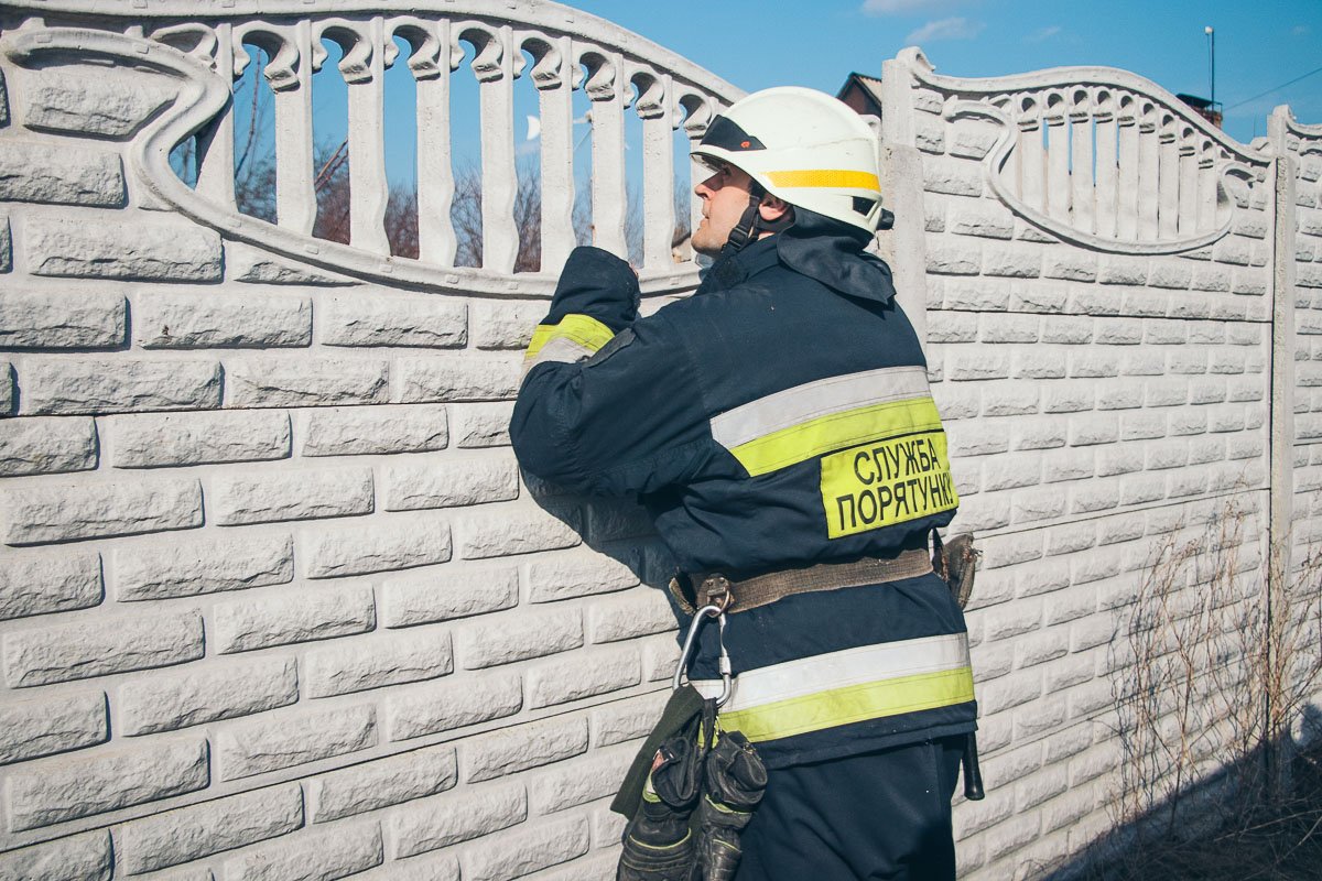 К журналистам вышла местная жительница и рассказала, что горит посадка К журналистам вышла местная жительница и рассказала, что горит посадка