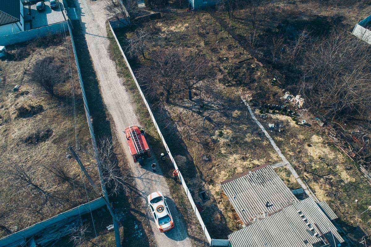 Огонь был на частной территории, которая ограждена высоким забором Огонь был на частной территории, которая ограждена высоким забором