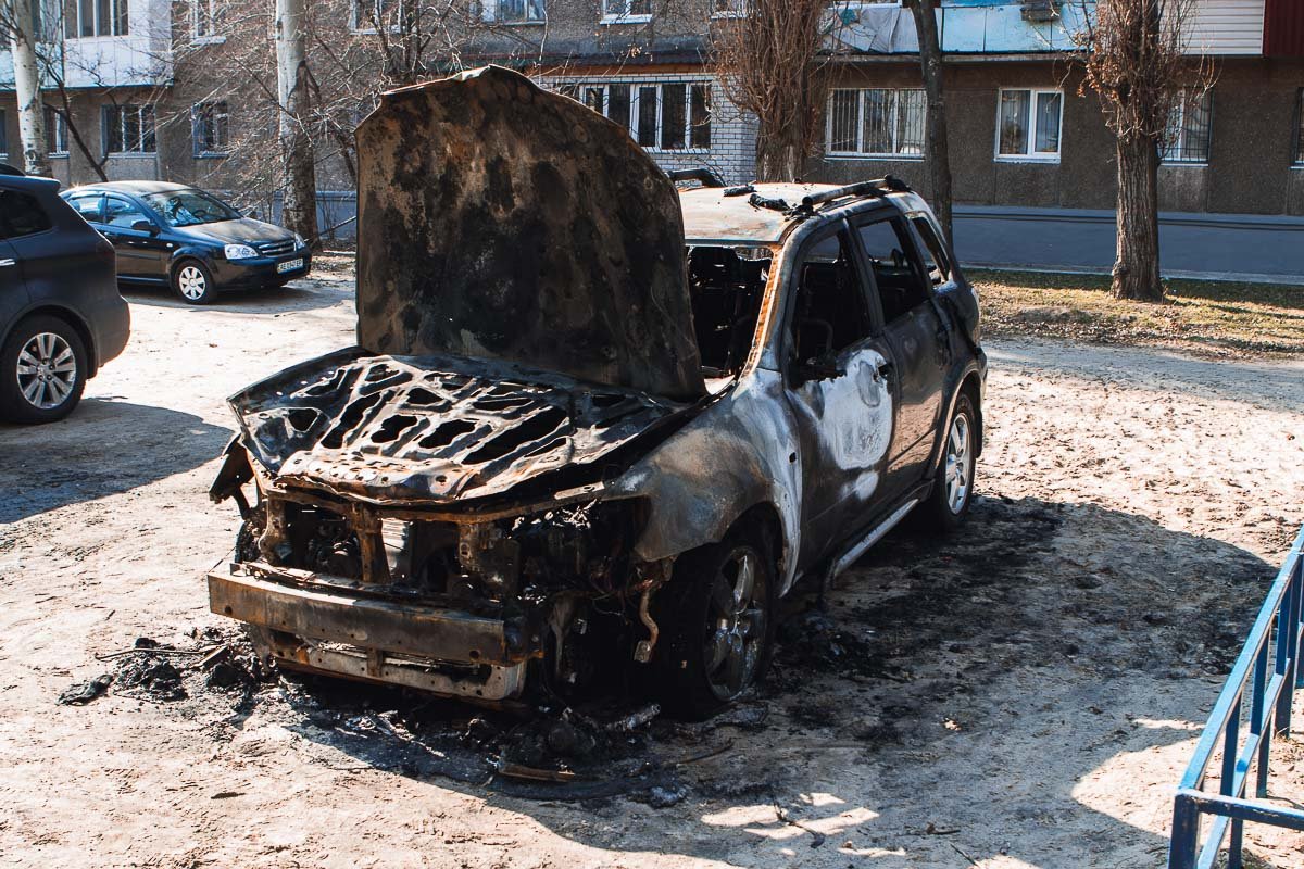 Автомобиль стоял припаркованный во дворе дома № 51 Автомобиль стоял припаркованный во дворе дома № 51