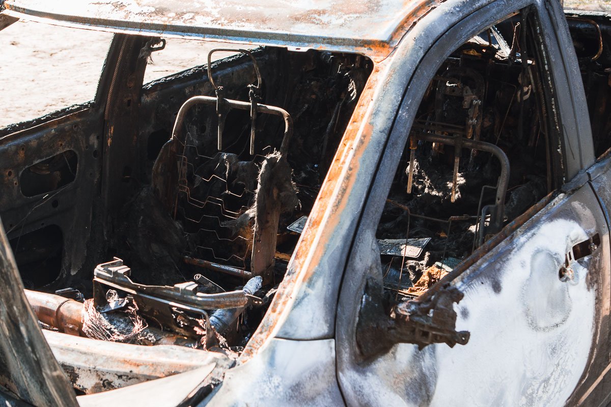 Огонь полностью уничтожил моторный отсек и салон автомобиля Огонь полностью уничтожил моторный отсек и салон автомобиля