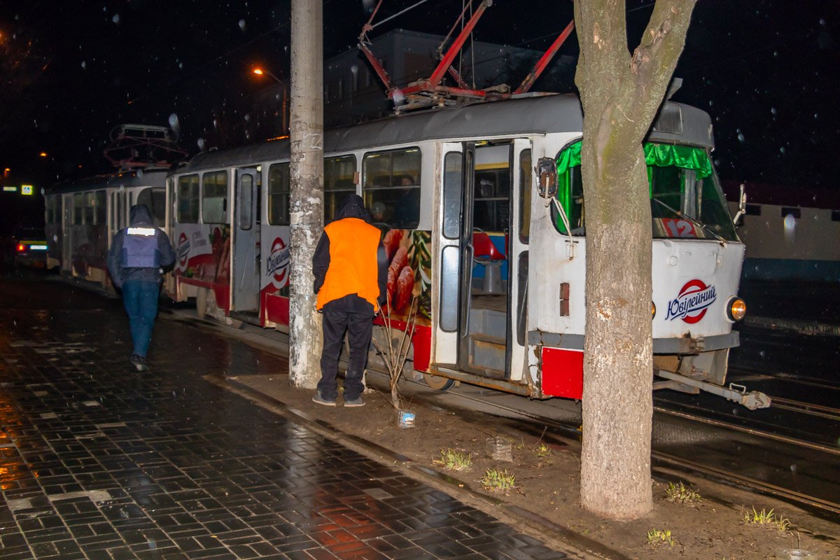 Трое мужчин сомнительной трезвости бросили камень в окно трамвая Трое мужчин сомнительной трезвости бросили камень в окно трамвая